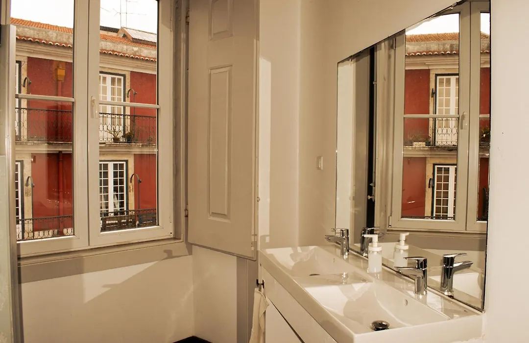Inn Possible Lisbon Hostel-1